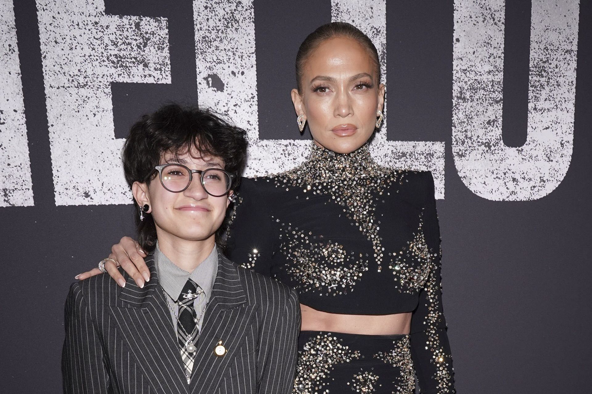 Jennifer Lopez y su hija Emme deslumbran con looks madre e hija  completamente diferentes en Nueva York