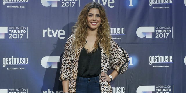 Fashion, Long hair, Carpet, Music artist, Fashion design, Event, Premiere, Brown hair, Performance, Style, 