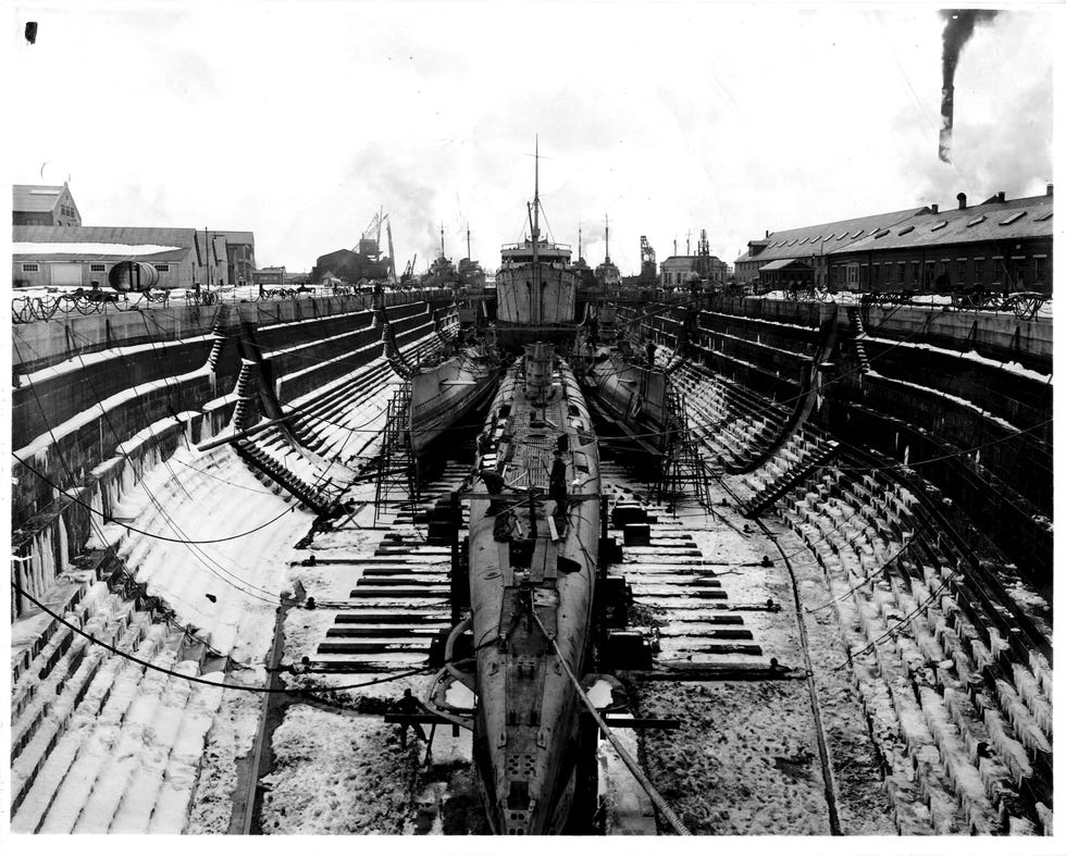 In maart 1921 ligt de Duitse Uboot U111in een besneeuwd droogdok op de marinewerf van Portsmouth Maine Het vaartuig wordt geflankeerd door twee Amerikaanse onderzeeboten de USSS15en USSS16 zodat Amerikaanse ingenieurs de rompontwerpen van de schepen goed kunnen vergelijken