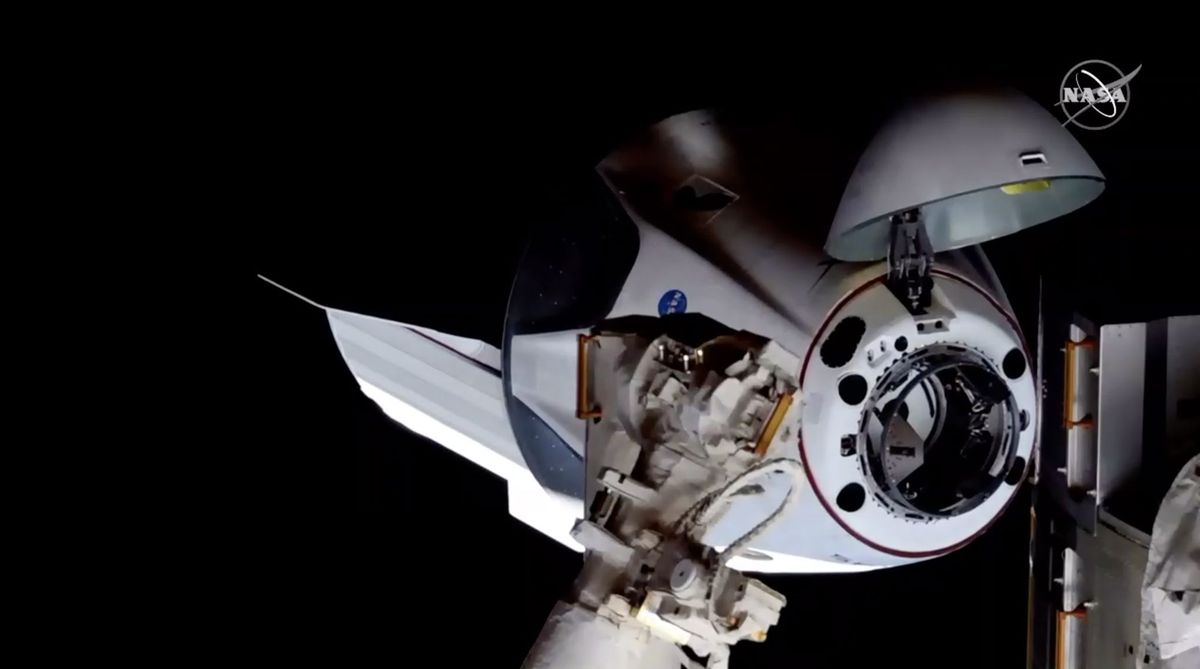 Op 31 mei heeft de SpaceXcapsule Crew Dragon zijn neuskegel geopend om na een reis van negentien uur aan te koppelen aan het International Space Station ISS