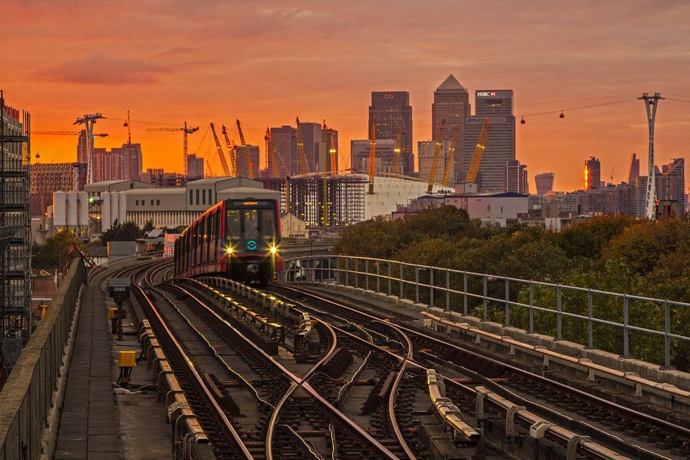 Deze bovengrondse uitbreiding van de Londense Underground The Tube verbindt de heringerichte stadsdelen van de Docklands en Canary Wharf en biedt reizigers fraaie uitzichten op wolkenkrabbers en parken aan de Thames