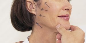vrouw tijdens consult bij plastisch chirurg voor facelift