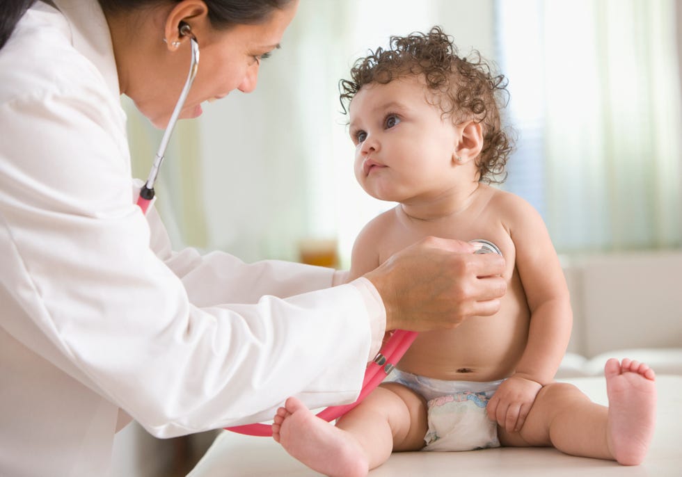 doctora examinando a una bebé