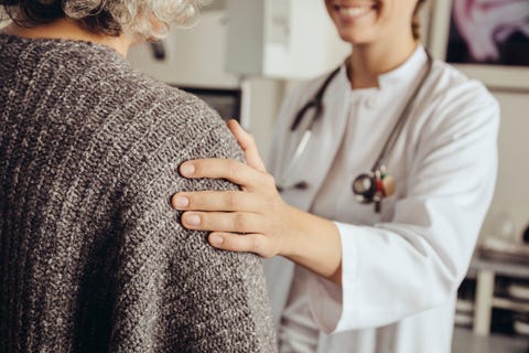 mujer doctora con paciente calmandola
