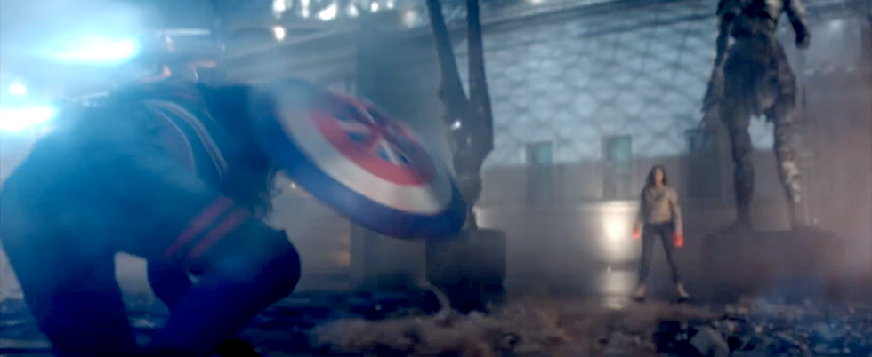 capitán carter en doctor extraño en multiverso de locura, una mujer en batalla está agachada en el suelo sosteniendo un escudo azul, blanco y rojo