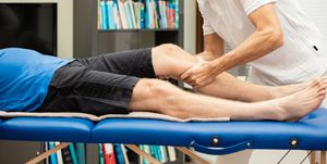 doctor testing the knee with the lachman test