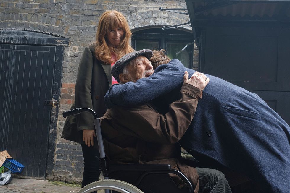 Bernard Cribbins, Catherine Tate und David Tennant in Doctor Who, ein älterer Mann, der im Rollstuhl sitzt, umarmt einen jüngeren Mann, der den Arzt spielt, während eine Frau lächelnd zusieht