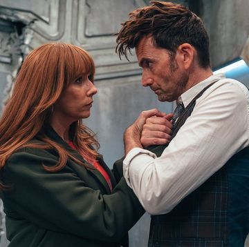 donna noble and the doctor in doctor who, a man and woman looking at each other clasping hands