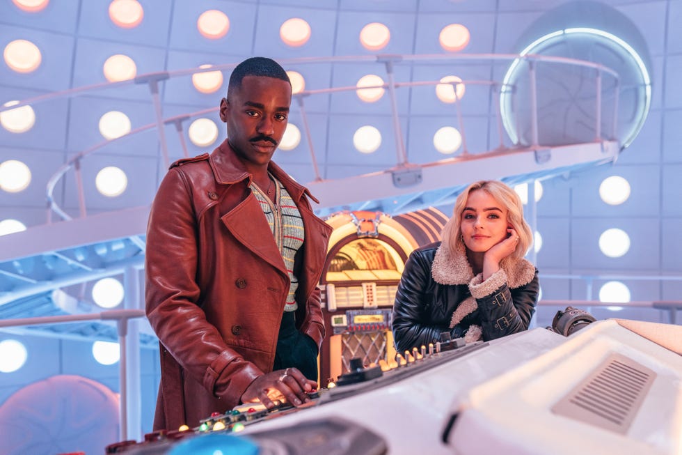 doctor protagonizado por ncuti gatwa y millie gibson en la tardis, con la máquina de discos estilo restaurante del doctor al fondo detrás de ellos