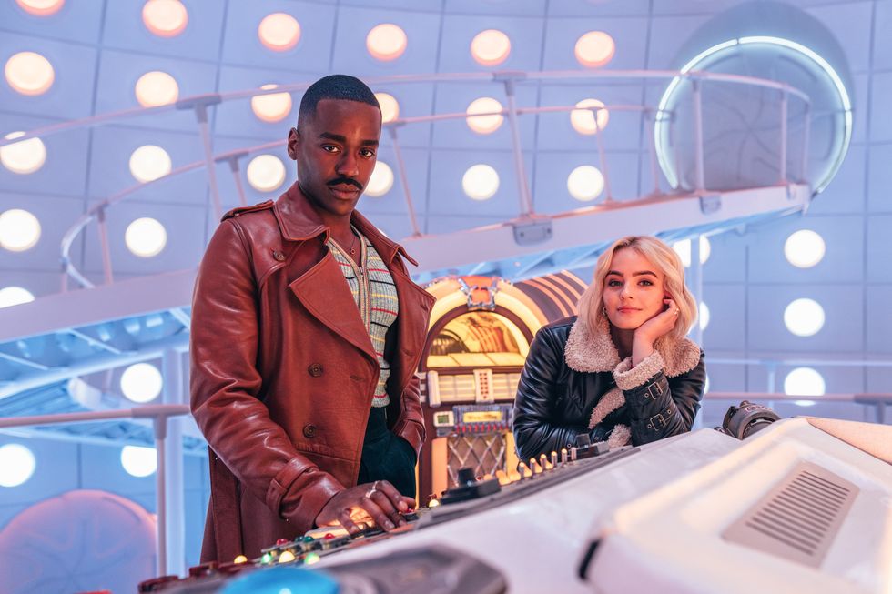 Doktor mit Ncuti Gatwa und Millie Gibson in der TARDIS, mit der Jukebox im Doctor's-Diner-Stil im Hintergrund dahinter