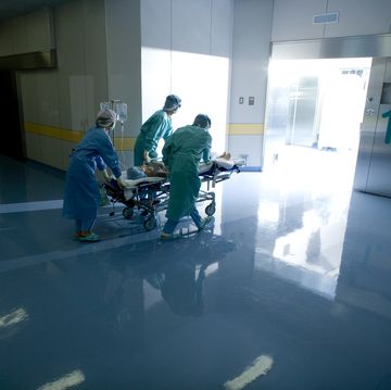 dokters duwen een brancard door ziekenhuis