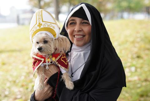 dog owner halloween costumes nun and pope