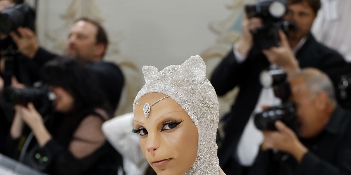 Doja Cat kleedt zich als Choupette, de kat van Karl Lagerfeld, tijdens het Met Gala in 2023