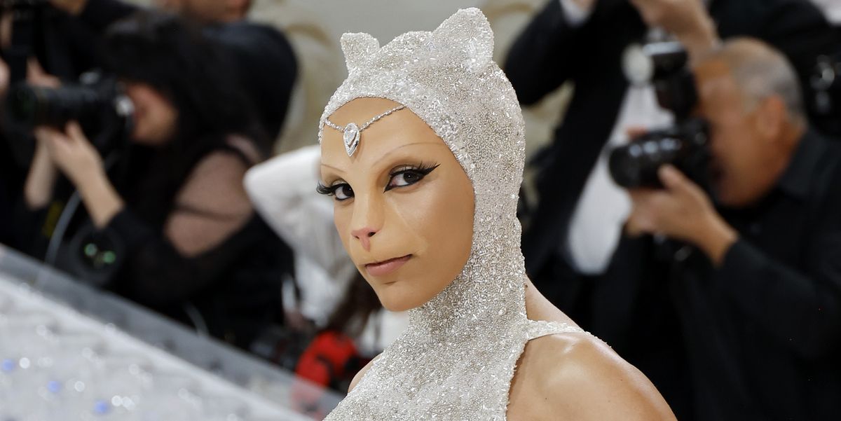 Doja Cat은 2023 Met Gala에서 Karl Lagerfeld의 고양이 Choupette로 분장합니다.
