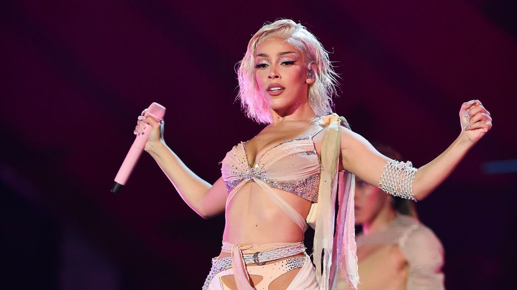 https://hips.hearstapps.com/hmg-prod/images/doja-cat-performs-on-stage-during-the-global-citizen-live-news-photo-1632936915.jpg?crop=1xw:0.84457xh;center,top