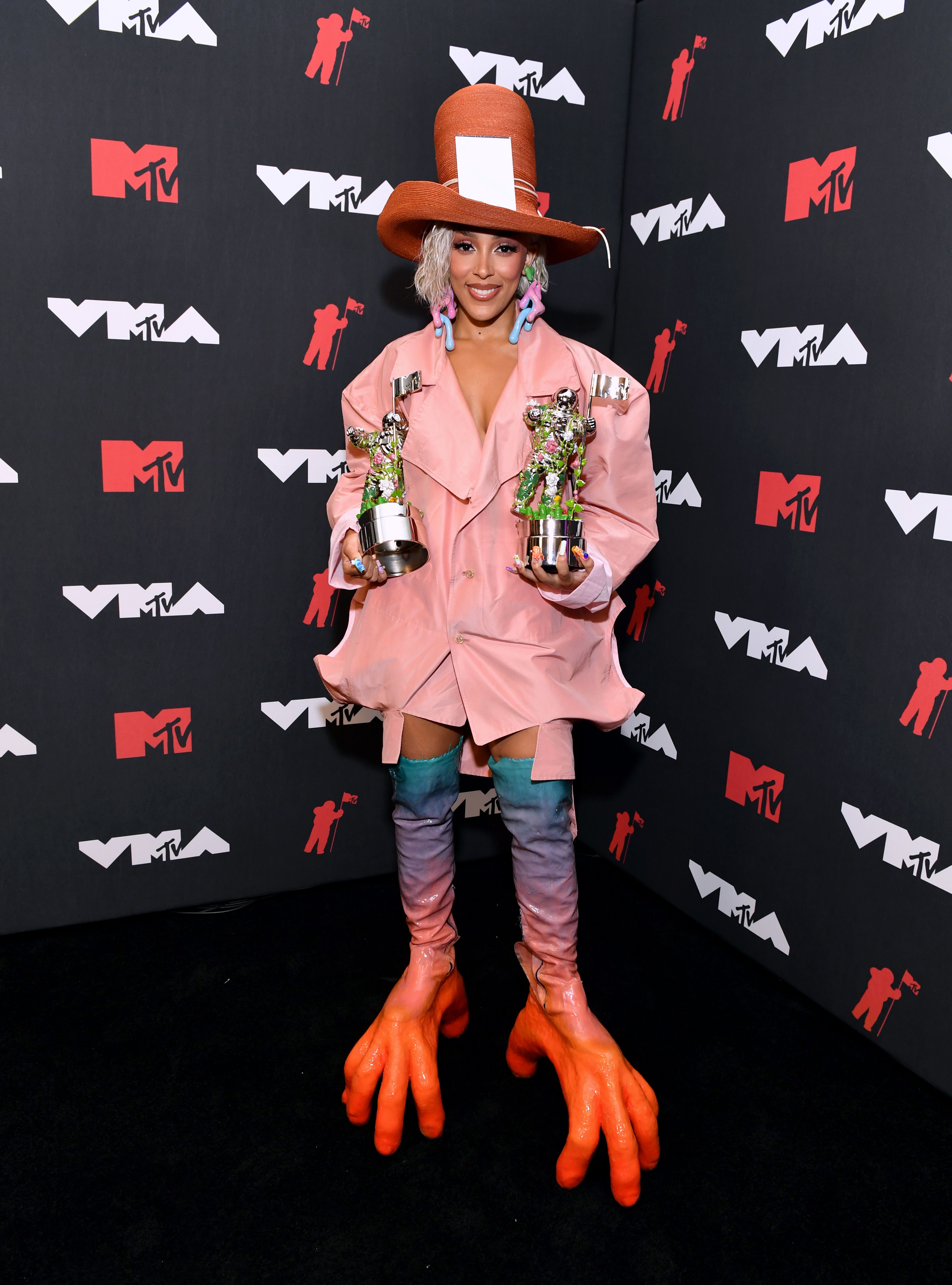 See Doja Cat in Versace on the 2022 Grammy Red Carpet