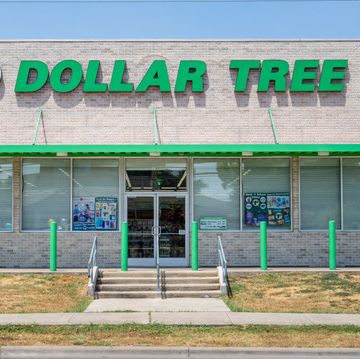 dollar tree shares drop to 1 year low after earnings announcement
