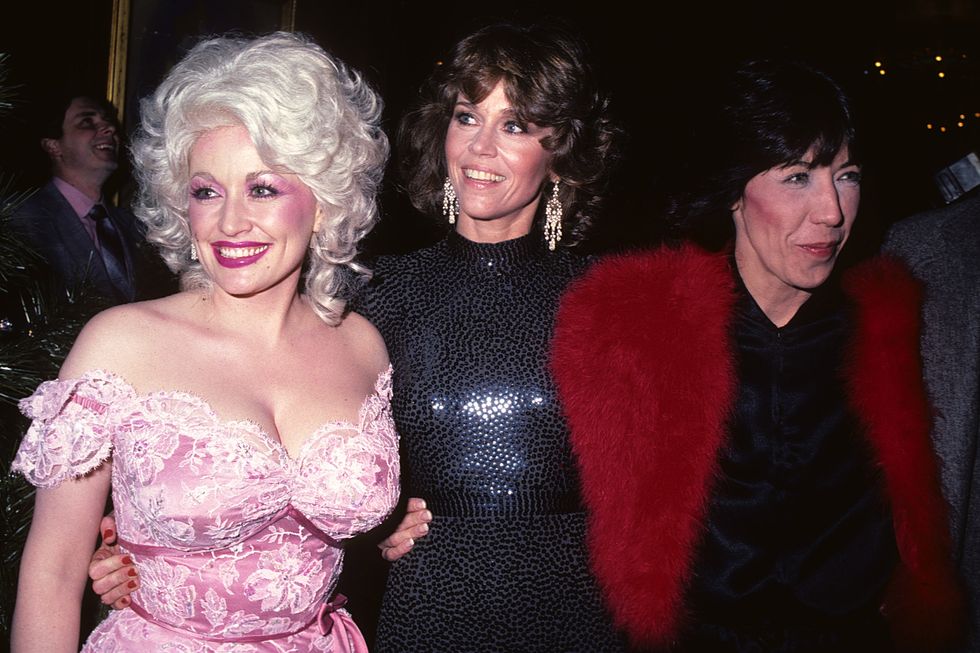 dolly parton, jane fonda, and lily tomlin smiling for cameras