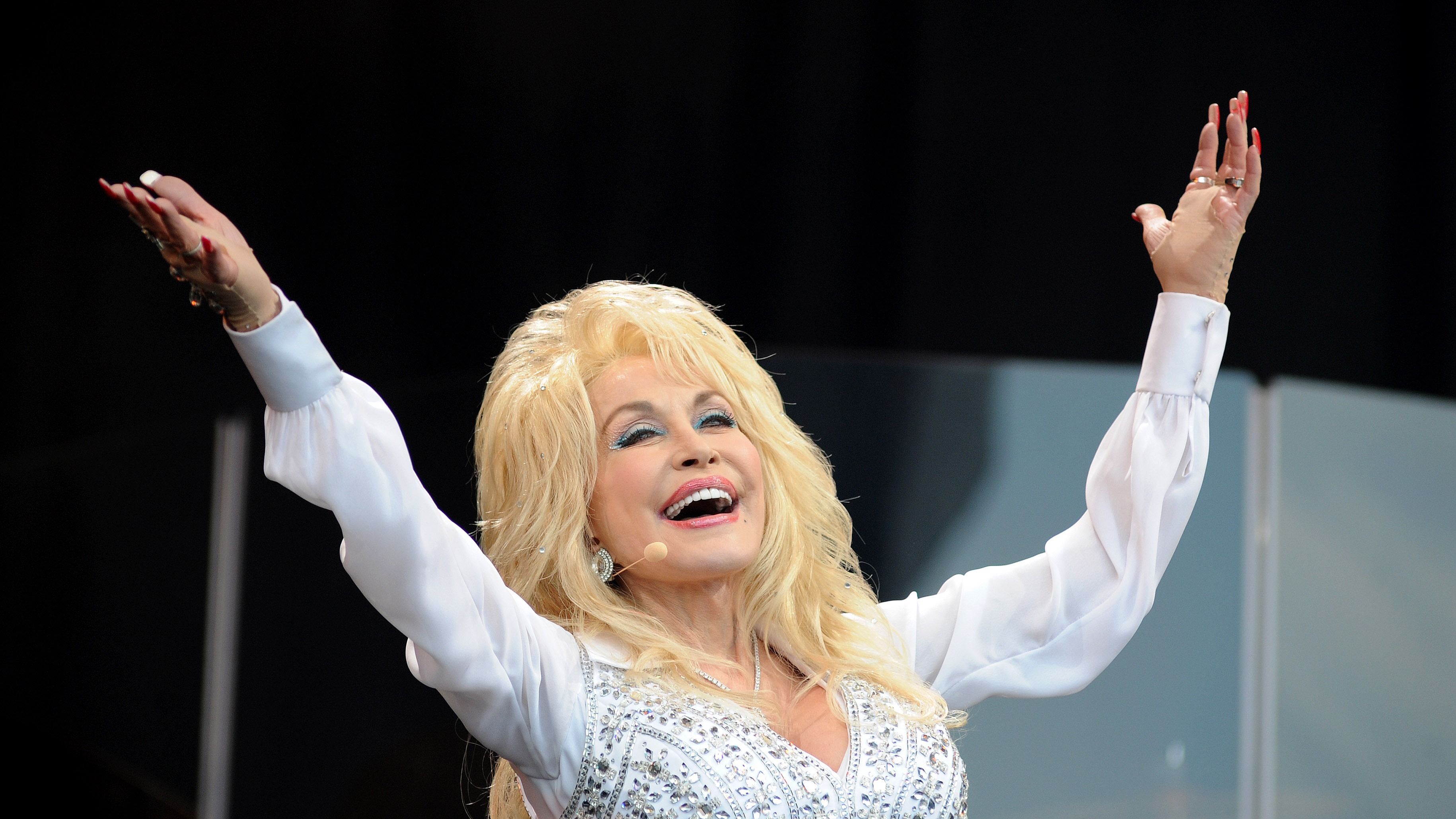 Dolly Parton Says Her Iconic Look Was Inspired by a “Town Tramp”