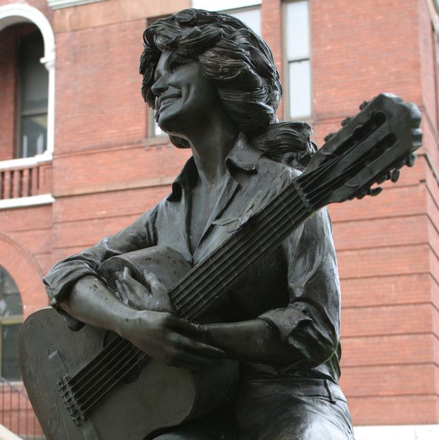 a dolly parton statue on the lawn of the sevier county courthouse