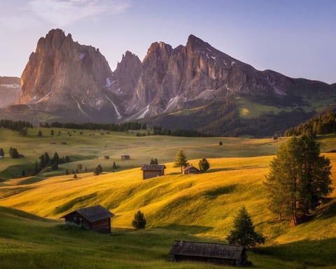 In Itali tonen de Dolomieten zich van hun spectaculairste kant in de Seiser Alm Alpe di Suisi de grootste Alpenweide van Europa Wandel er in de lente doorheen en spot er steenbokken gemzen en de bijna achthonderd plantensoorten die elke vierkante centimeter van de weide opfleuren