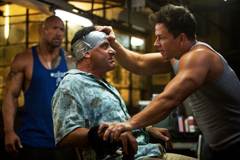 dolor y dinero 2013 mark wahlberg y dwayne johnson