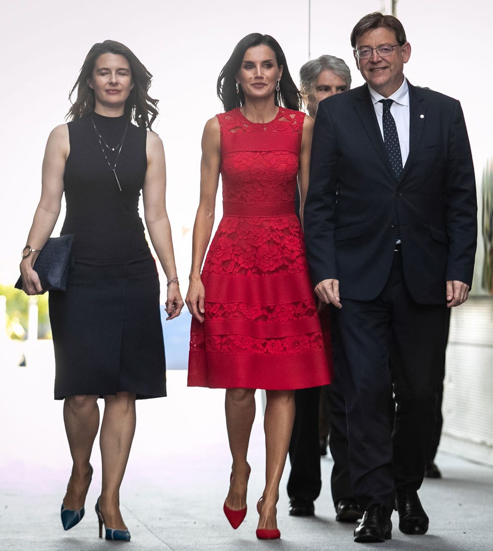 la reina letizia con pantalon de cuero rojo en la entrega de premios nacionales de deporte