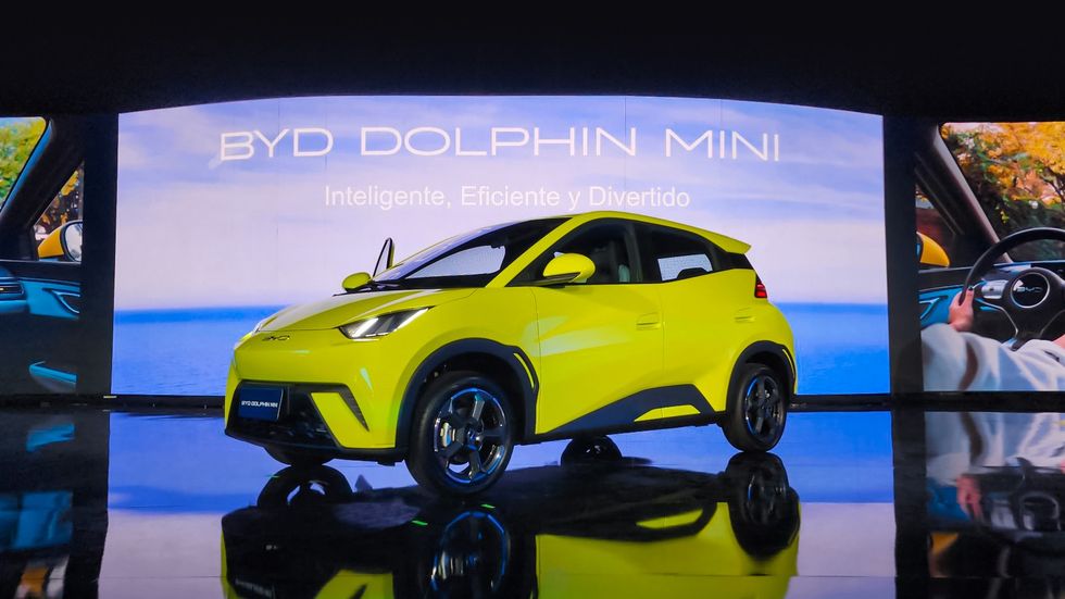 yellow dolphin mini on stage in mexico