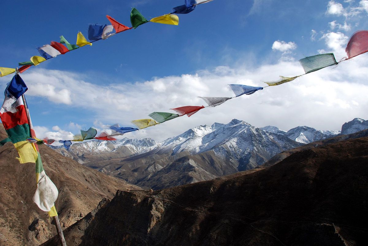 Boeddhistische gebedsvlaggetjes wapperen op de top van een hoge bergpas in het westen van Nepal