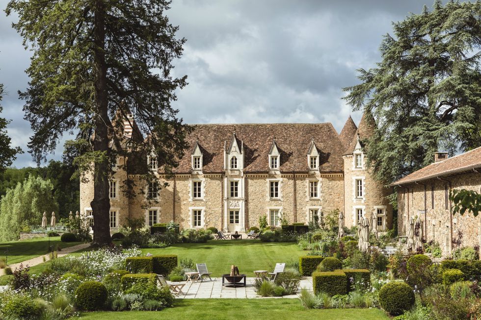 Estate, Building, Property, Manor house, Mansion, Château, House, Stately home, Tree, Historic house, 