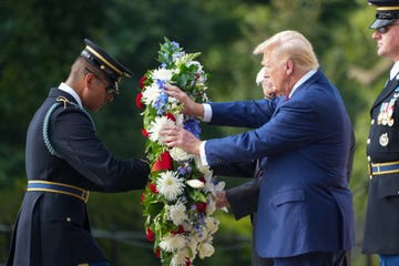 donald trump visits arlington cemetery to pay tribute to the 13 servicemembers killed during the afghanistan evactuation