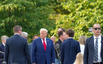 donald trump visits arlington cemetery to pay tribute to the 13 servicemembers killed during the afghanistan evactuation