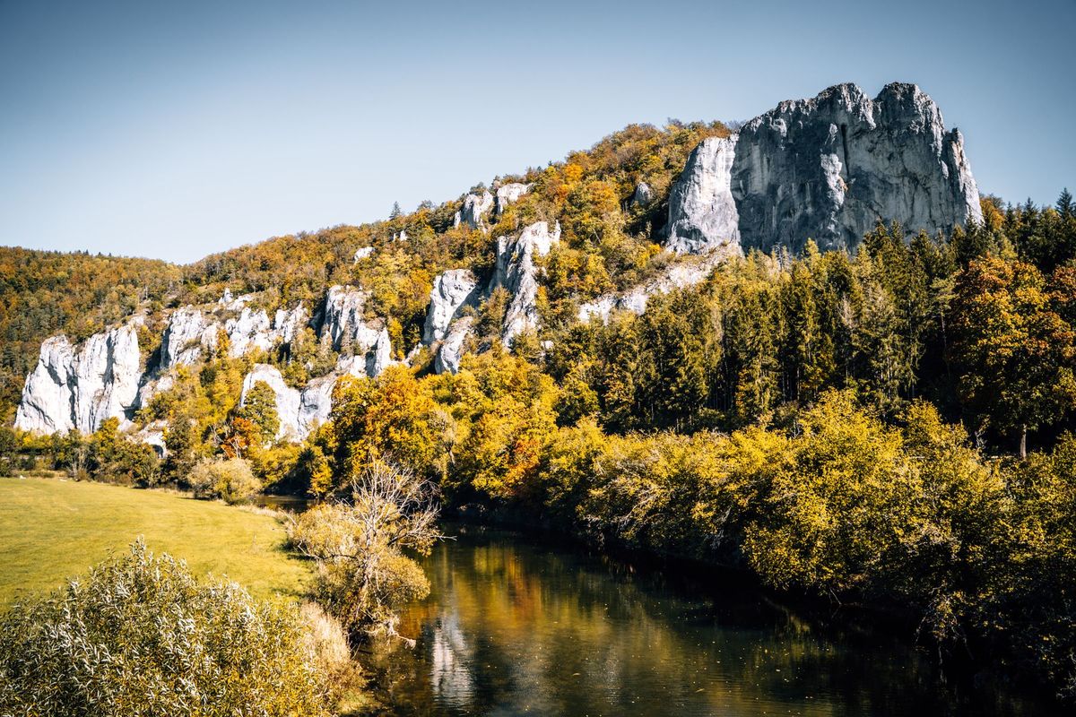 De Schwbische Alb is een middelgebergte van kalksteenrotsen rond het stroomgebied van de Donau