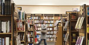 donna in libreria che gira tra gli scaffali