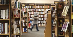 donna in libreria che gira tra gli scaffali