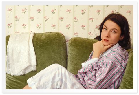 donna tartt on may 13, 1993 sitting on a green couch