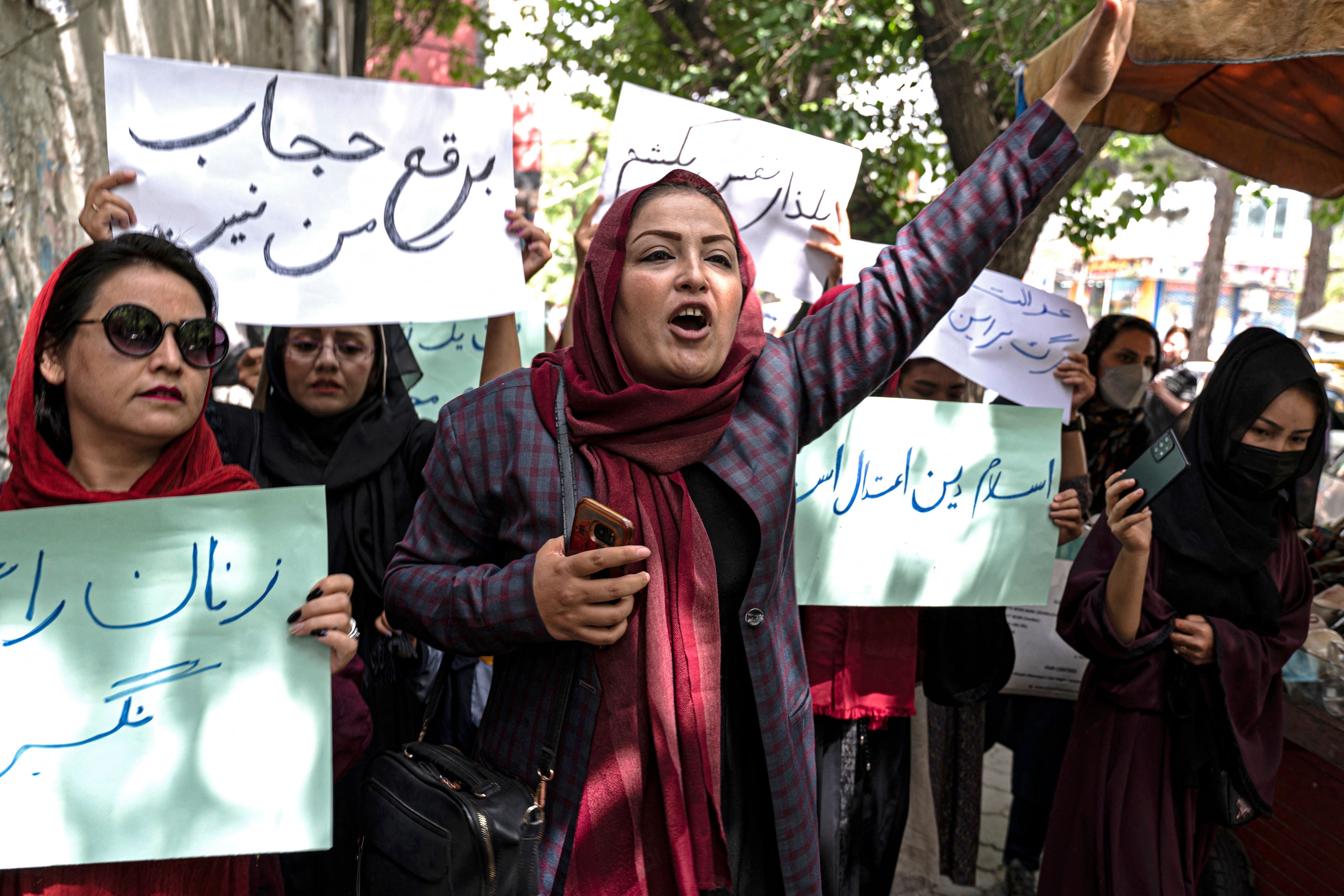 Burqa obbligatorio in Afghanistan: le donne scendono in piazza