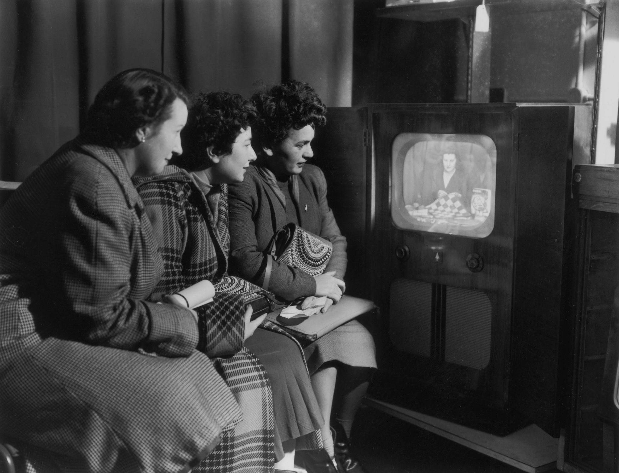 donne guardano film televisione trama vintage film da vedere titoli trailer