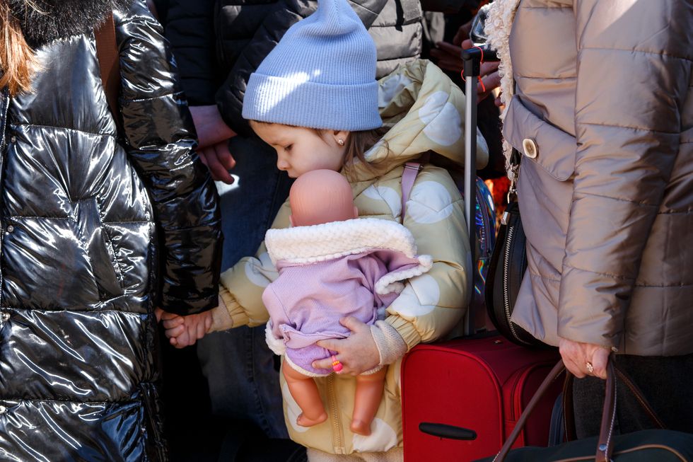 le storie delle donne in fuga con i bambini dall'ucraina