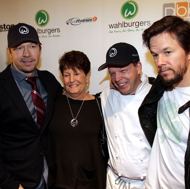 wahlburgers grand opening