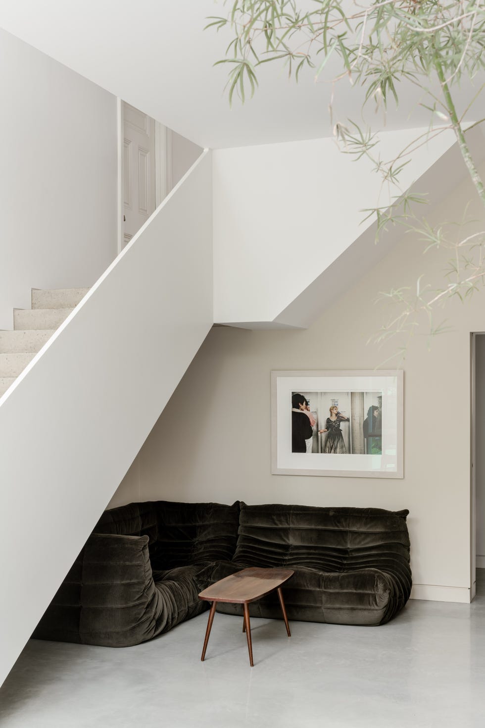 donovan avenue by matthew giles architects seating area under stairs