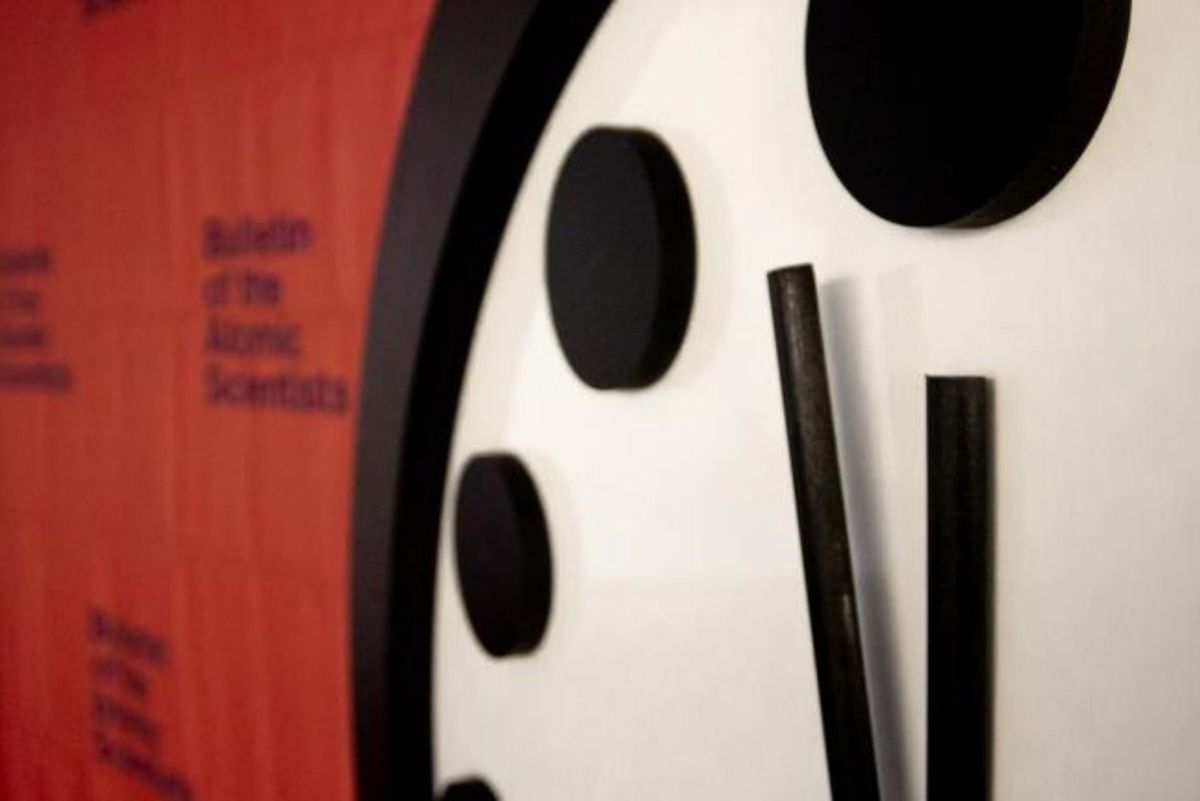 De Doomsday Clock die ieder jaar opnieuw wordt ingesteld staat dit jaar voor de derde keer op rij op honderd seconden voor twaalf De wereld blijft stilstaan op een extreem gevaarlijk moment aldus de wetenschappers die de klok instellen