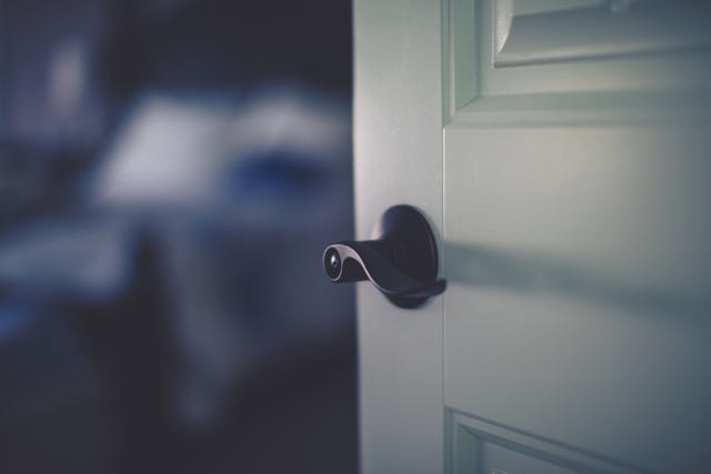 puerta entreabierta de un dormitorio