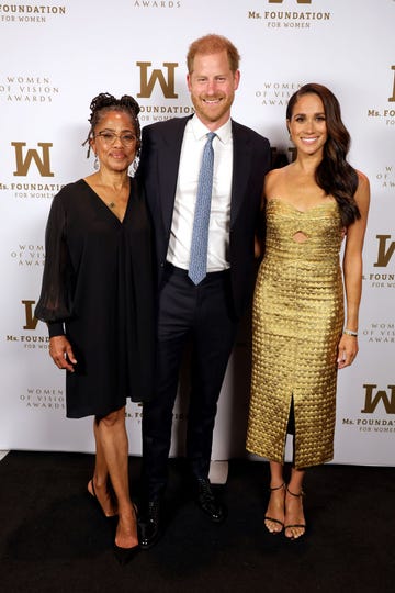 meghan markle, el príncipe harry y la madre de ella, doria ragland, en la recogida del premio 'women of vision' en nueva york