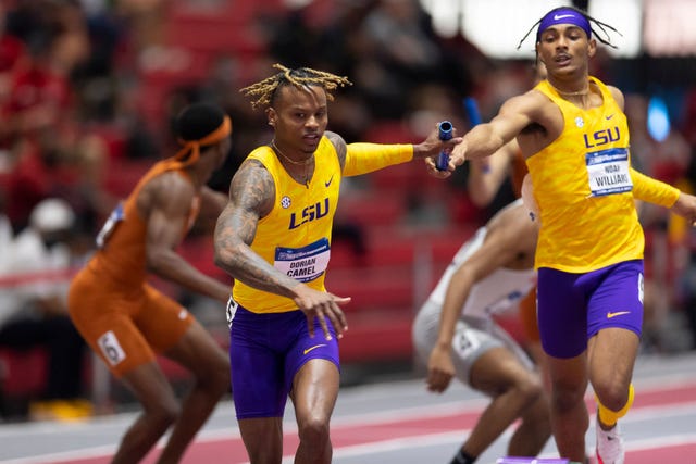 noah williams pasa el relevo en la final de 4x400 metros del campeonato universitario de la ncaa de estados unidos