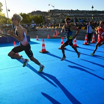 dorian coninx lidera una competición de triatlón