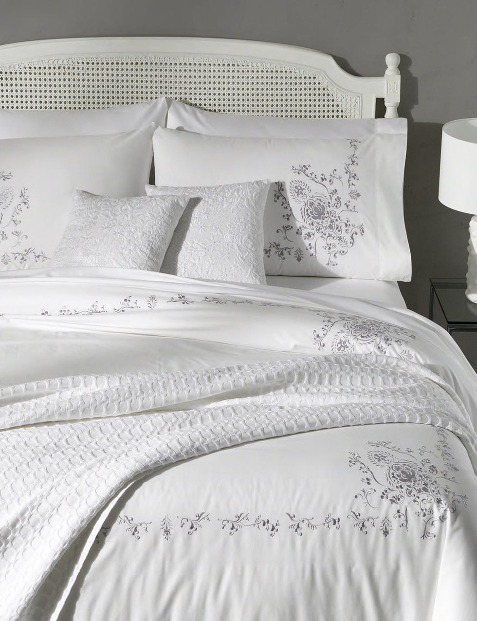 White, Bedding, Bed sheet, Duvet cover, Bed, Textile, Bed frame, Furniture, Duvet, Bedroom, 
