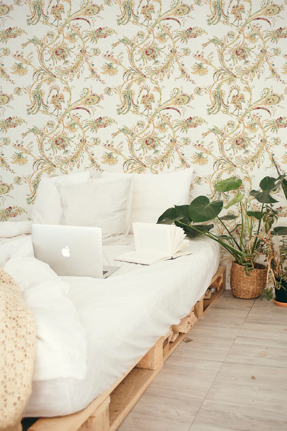 dormitorio con palés y plantas