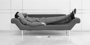 hombre durmiendo en un sofa