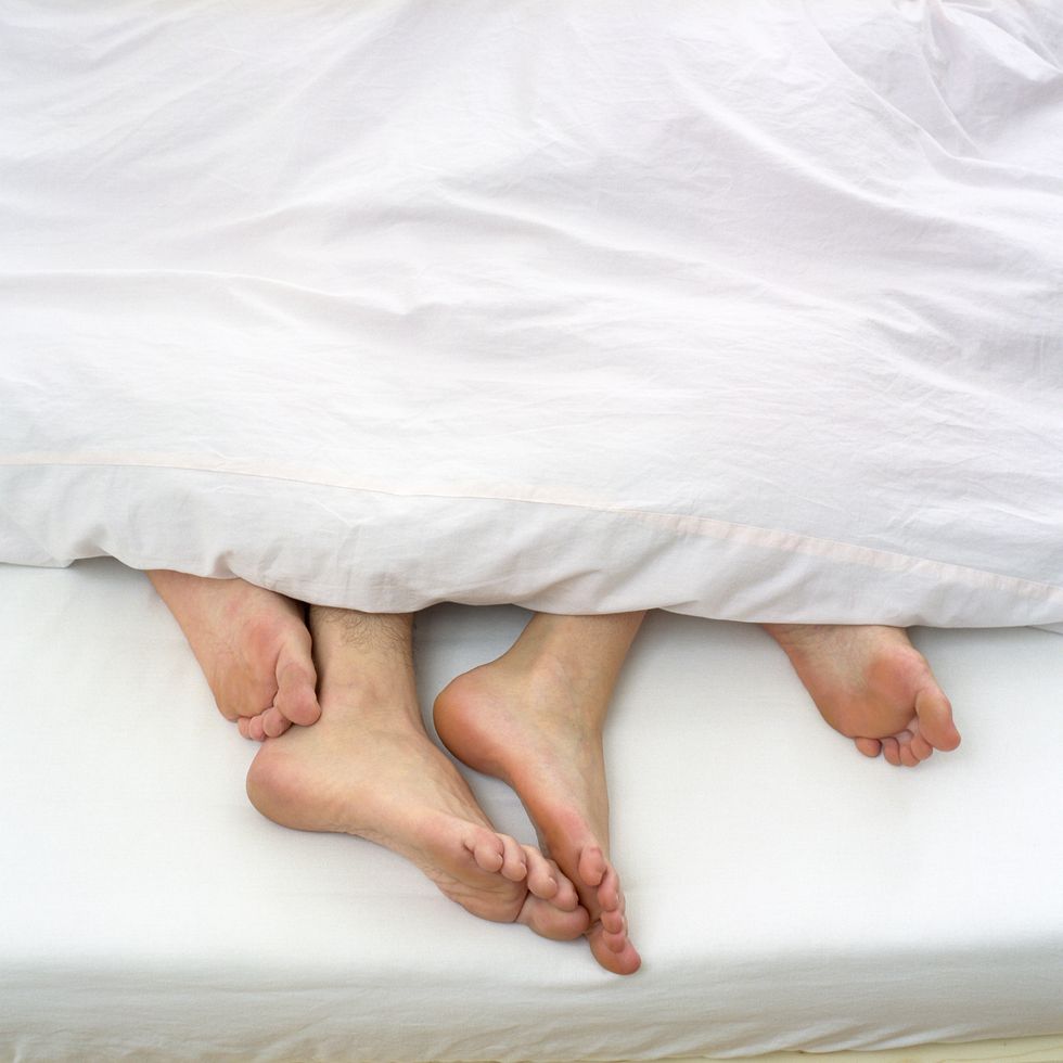 una pareja que duerme desnuda puede mejorar su sueño… y tener más relaciones sexuales